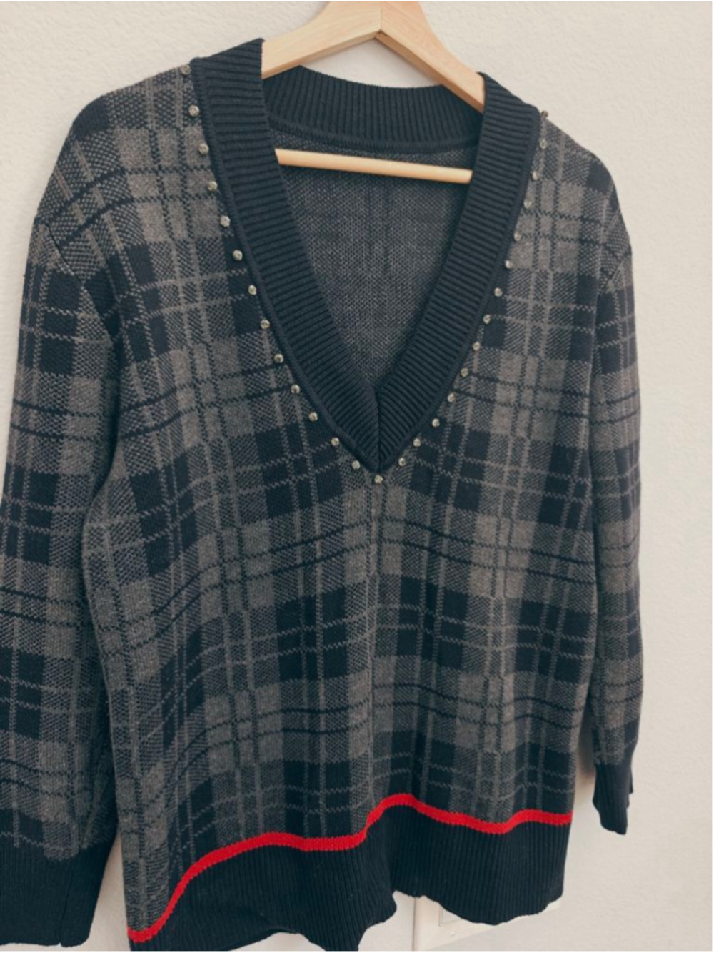 Women's Unbranded Plaid V-Neck Sweater L Gray Black with Red Stripe